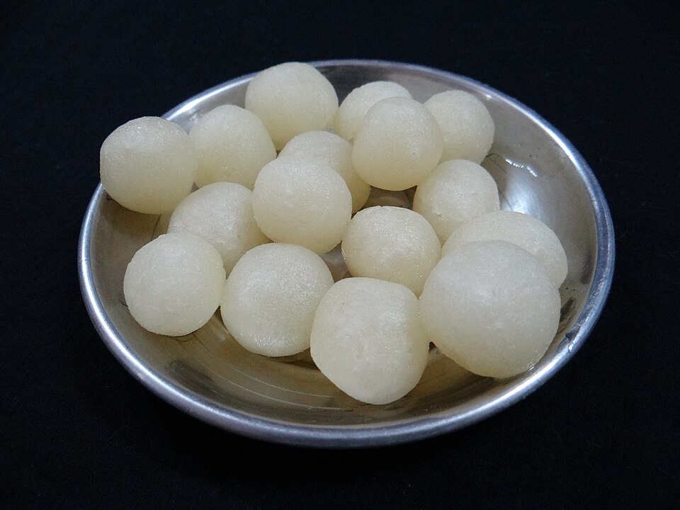 নলেন গুড়ের রসগোল্লা
